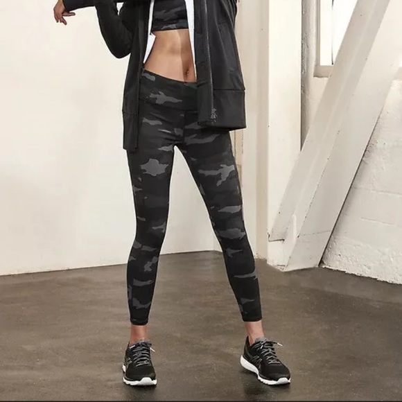 Athleta Camo Contender 7/8 Tight in Powerlift - Picture 3 of 7